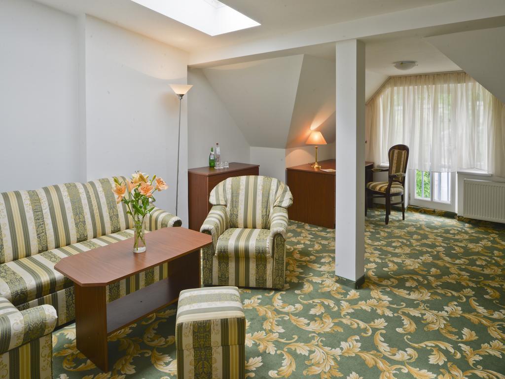 Ea Hotel Elefant Κάρλοβι Βάρι Δωμάτιο φωτογραφία